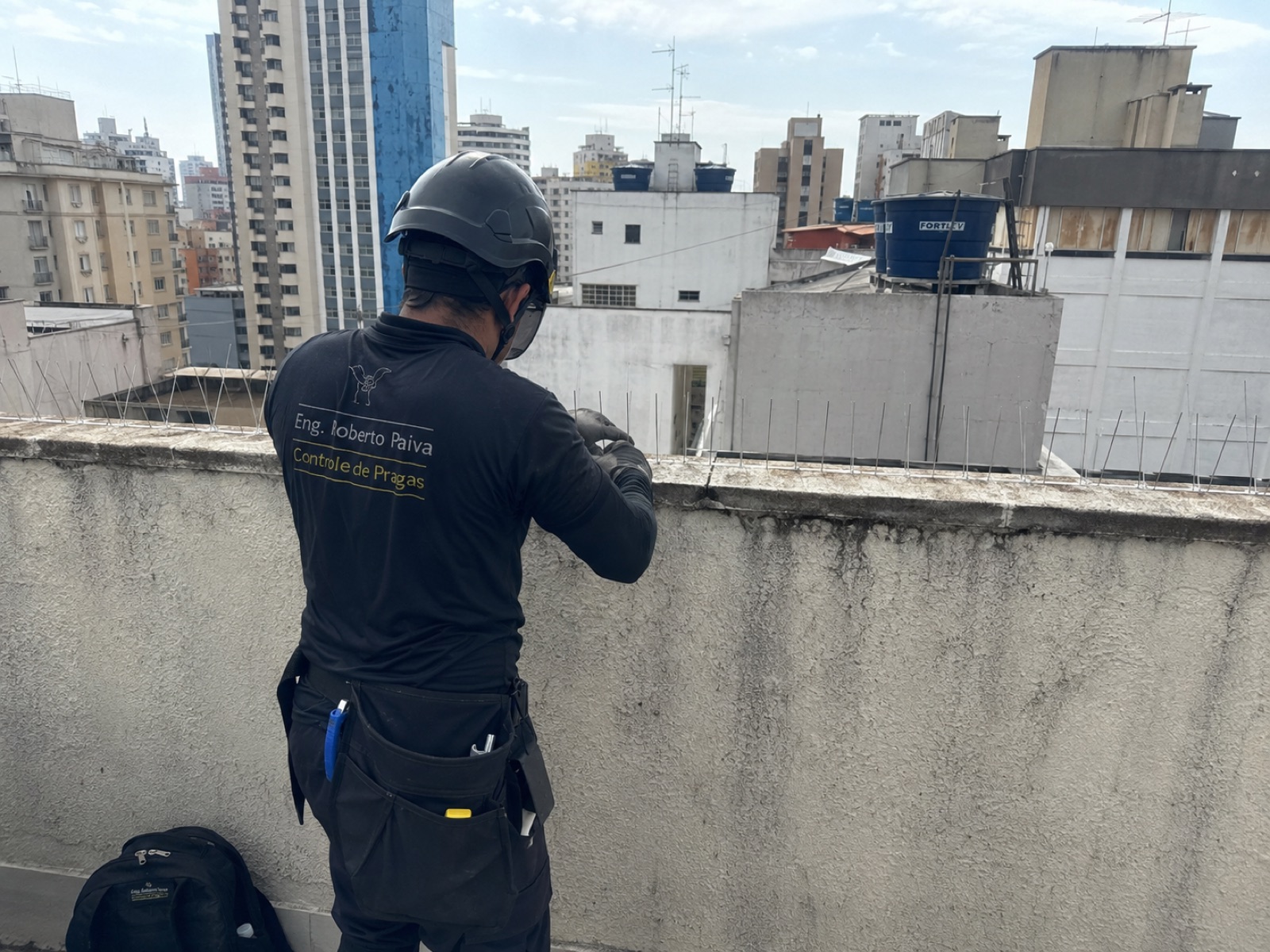 Instalação de barreira física para controle de pombos em cobertura